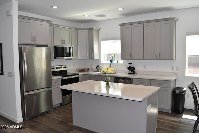 206 S Thunder Mtn, Payson, AZ 85541 - kitchen with stainless steel appliances, gray cabinets, a kitchen island, light countertops, and recessed lighting