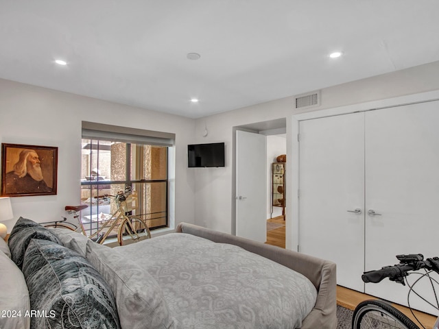 bedroom featuring recessed lighting, a closet, and visible vents