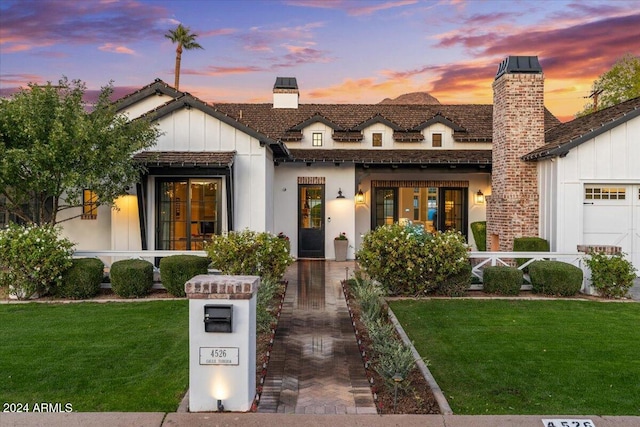 view of front of house featuring a yard