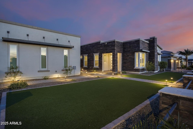 view of front facade featuring a lawn