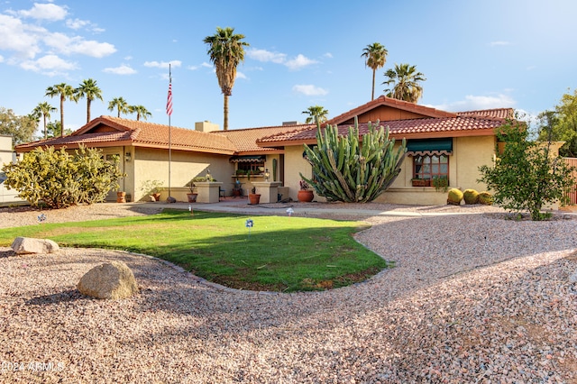 view of front of property featuring a front lawn