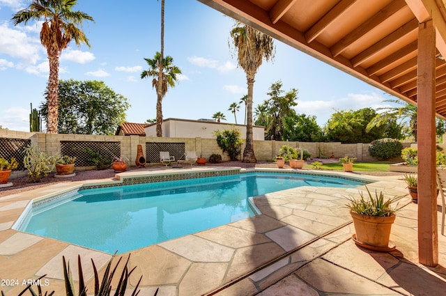 view of swimming pool featuring a patio