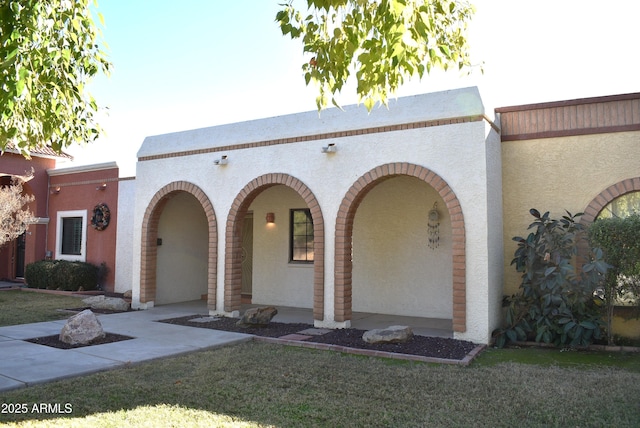 view of front of house with a front lawn