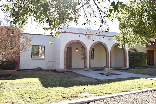 view of front of house featuring a front yard