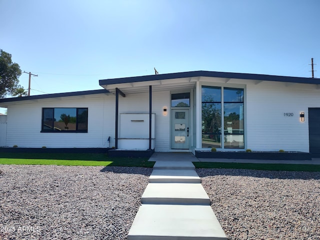 1920 N Cavalier Dr, Tempe, AZ 85288 - view of front facade with an attached garage