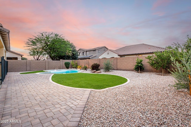 21472 E Saddle Ct, Queen Creek, AZ 85142 - yard at dusk featuring a patio area