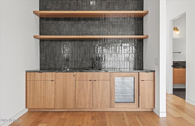 5301 N 43rd St, Phoenix, AZ 85018 - indoor wet bar with decorative backsplash and light wood-type flooring