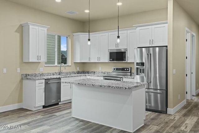 1910 E Rainbow Trl, Payson, AZ 85541 - kitchen with visible vents, appliances with stainless steel finishes, white cabinetry, a kitchen island, and wood finished floors