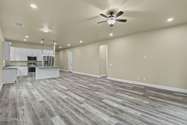 1910 E Rainbow Trl, Payson, AZ 85541 - kitchen featuring a center island, stainless steel appliances, visible vents, open floor plan, and a sink