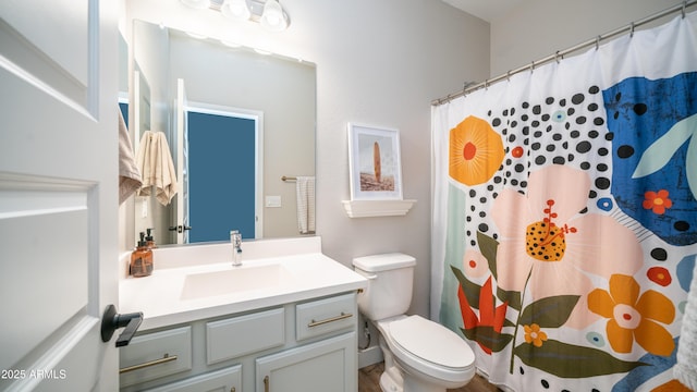 full bathroom with toilet, a shower with curtain, and vanity