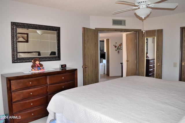 bedroom featuring ceiling fan and a textured ceiling