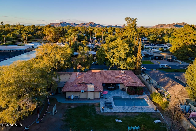 birds eye view of property featuring a mountain view