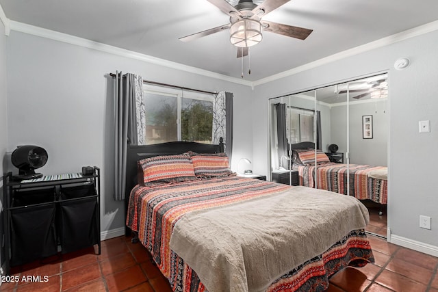 tiled bedroom featuring baseboards, ornamental molding, ceiling fan, and a closet