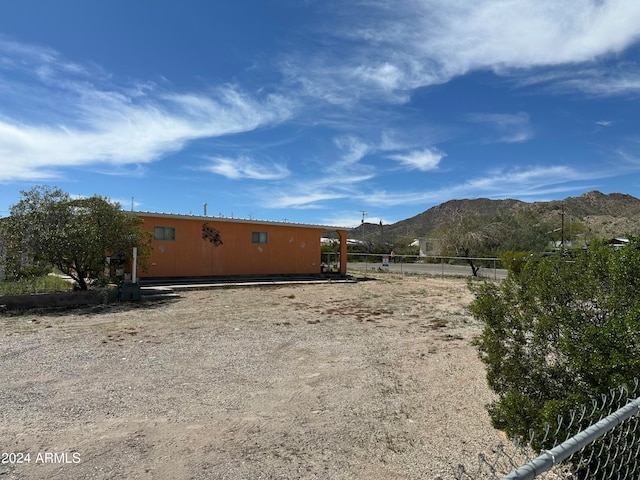 view of yard with a mountain view