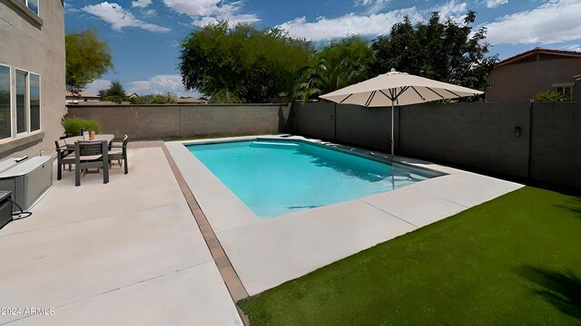 view of swimming pool featuring a patio area