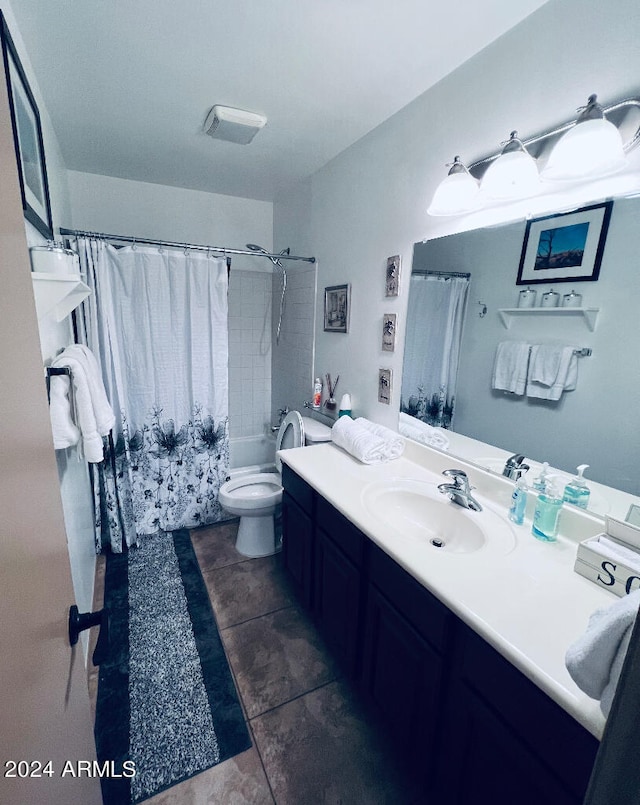 full bathroom with shower / tub combo with curtain, vanity, and toilet