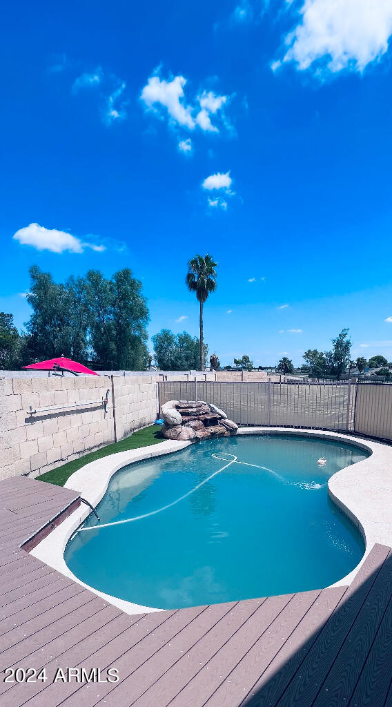 view of swimming pool