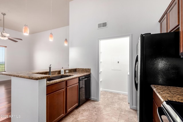 20801 N 90th Pl Unit 210, Scottsdale, AZ 85255 - kitchen featuring ceiling fan, a sink, a peninsula, visible vents, and black appliances
