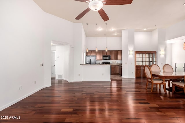 20801 N 90th Pl Unit 210, Scottsdale, AZ 85255 - living room with ceiling fan, baseboards, a towering ceiling, visible vents, and dark wood-style floors