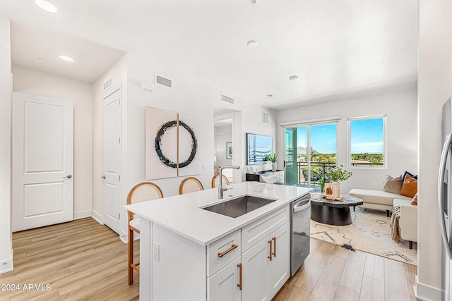 3131 N Central Ave Unit 6017, Phoenix, AZ 85012 - kitchen with open floor plan, light wood-style floors, dishwasher, a breakfast bar, and recessed lighting