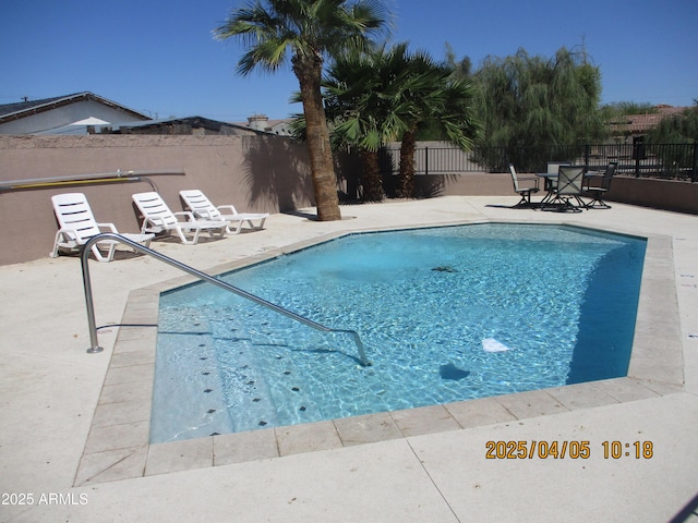 8026 S 6th Dr, Phoenix, AZ 85041 - community pool with a patio area and fence