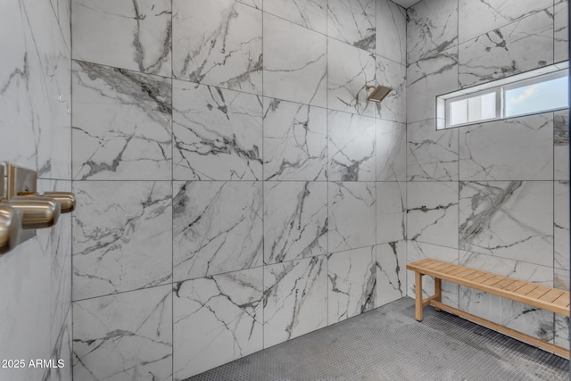 bathroom featuring a tile shower