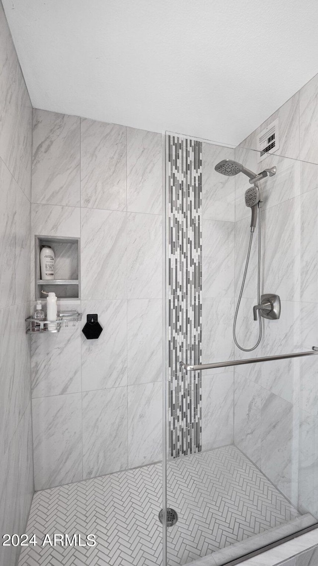 bathroom featuring tiled shower