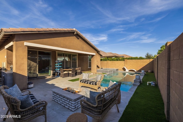 view of swimming pool with a pool with connected hot tub, an outdoor living space with a fire pit, a fenced backyard, and a patio