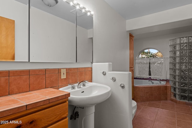 651 Chaparral Rd, Wickenburg, AZ 85390 - full bath featuring toilet, tile patterned flooring, decorative backsplash, and a bath