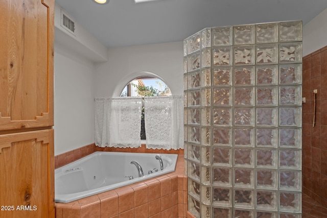651 Chaparral Rd, Wickenburg, AZ 85390 - full bath featuring a whirlpool tub, walk in shower, and visible vents