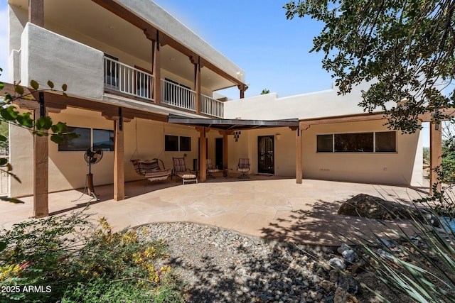 651 Chaparral Rd, Wickenburg, AZ 85390 - back of property featuring stucco siding, a patio area, and a balcony