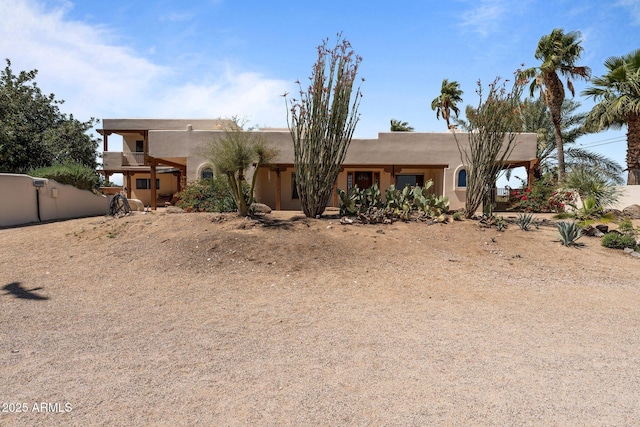 651 Chaparral Rd, Wickenburg, AZ 85390 - pueblo revival-style home with stucco siding