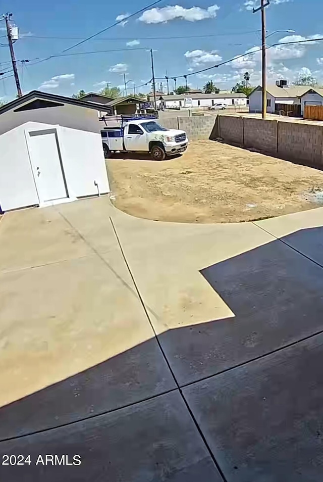 view of yard featuring a storage shed