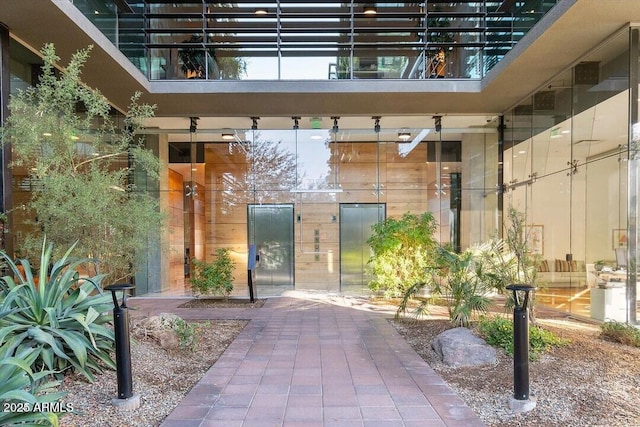 7180 E Kierland Blvd Unit 916, Scottsdale, AZ 85254 - property entrance with a balcony and elevator