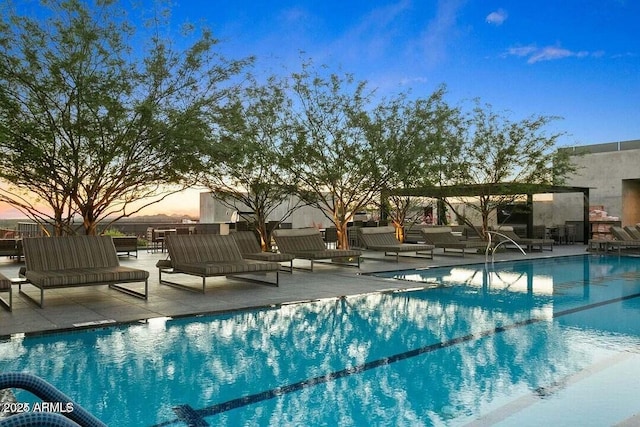 7180 E Kierland Blvd Unit 916, Scottsdale, AZ 85254 - community pool with a patio area and an outdoor living space