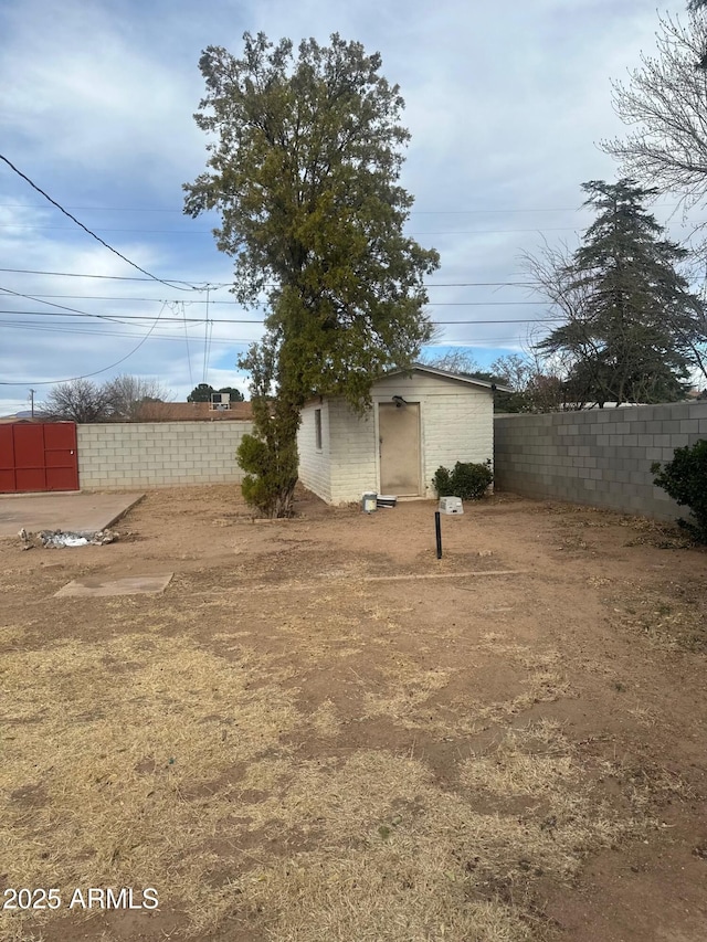 view of yard with fence and an outdoor structure