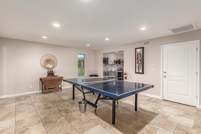 recreation room featuring sink