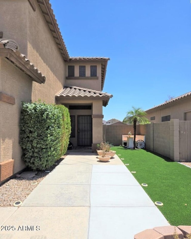 exterior space featuring a lawn