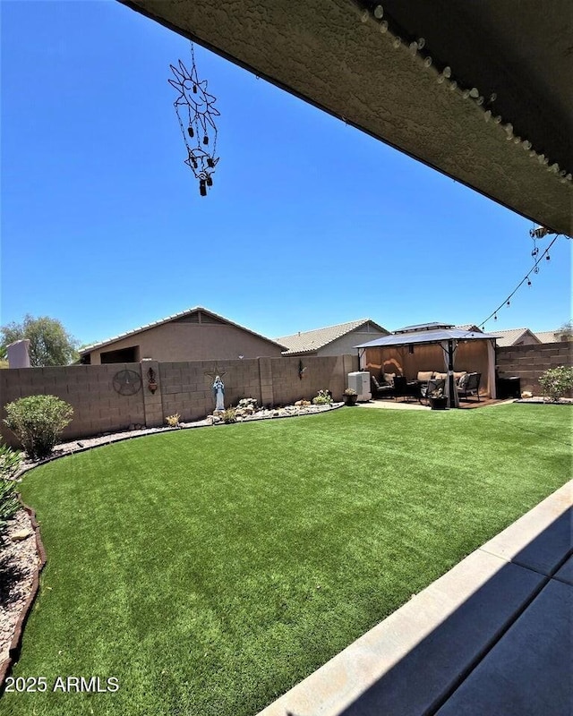 view of yard with an outdoor living space