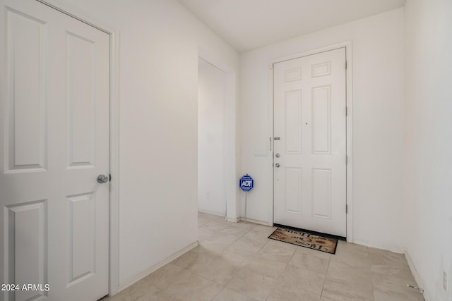 foyer featuring baseboards