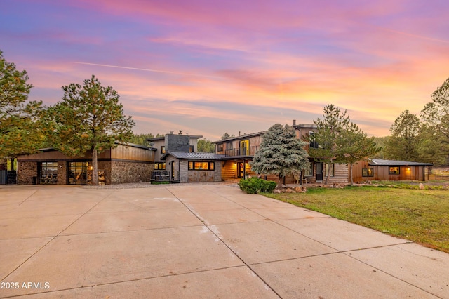 contemporary house featuring a lawn