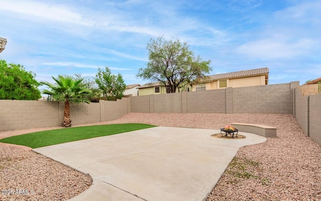 20929 N 37th Way, Phoenix, AZ 85050 - fenced backyard featuring an outdoor fire pit and a patio area