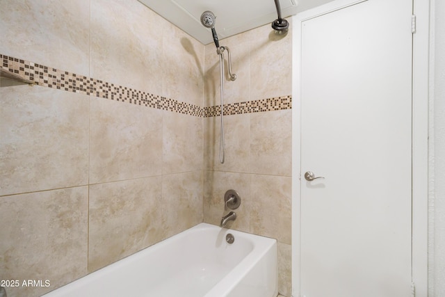 bathroom with tiled shower / bath combo