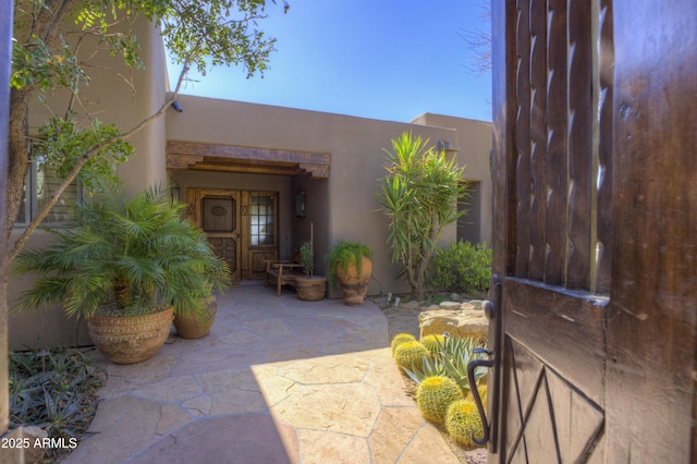 entrance to property with stucco siding