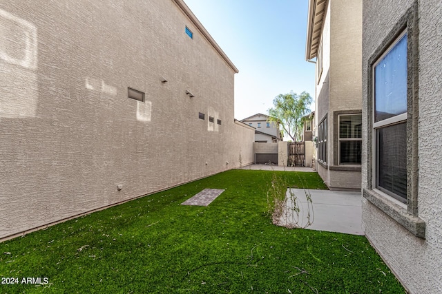 view of yard with a patio area