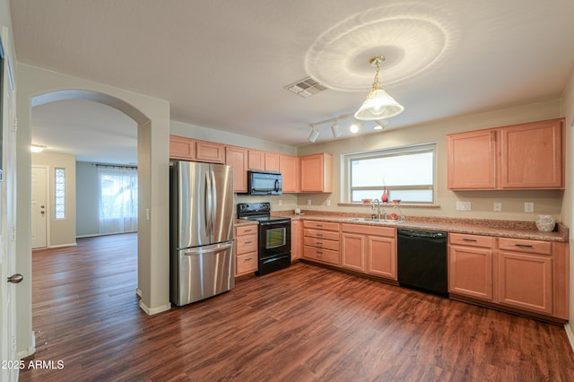 kitchen featuring visible vents, arched walkways, dark wood-style floors, black appliances, and light brown cabinets