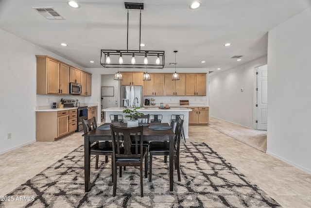 dining space featuring recessed lighting, visible vents, and baseboards