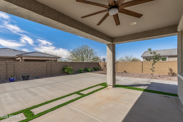 view of patio featuring a fenced backyard and ceiling fan