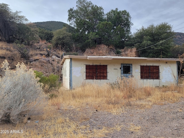 view of front facade with a mountain view and stucco siding