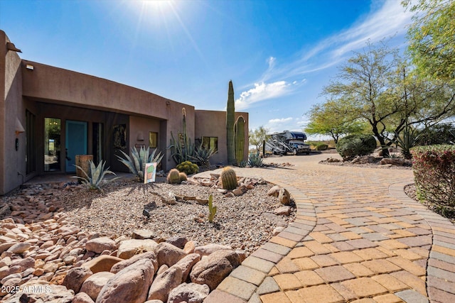 view of yard featuring curved driveway